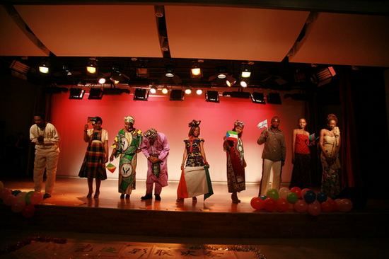 非洲传统服装秀6日加入西安世园会花车巡游