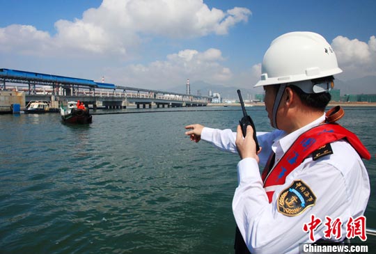 广东惠州港举行大规模海上消防溢油应急演练
