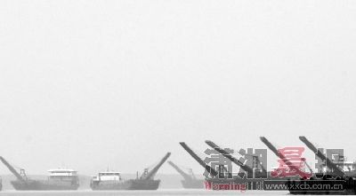 岳阳汨罗洞庭湖区域，几艘采砂船靠在一起。