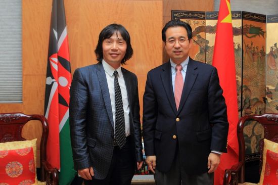 中国驻肯尼亚大使刘光源在使馆会见来肯尼亚接受武士勋章的罗红先生