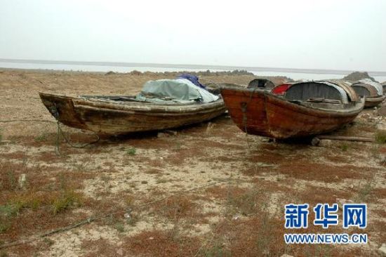 1月3日，渔船搁浅在江西都昌县印山附近鄱阳湖湖床上。 新华社发
