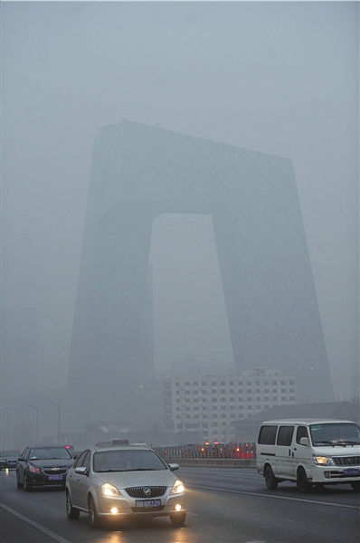 昨天的大雾掩住央视新址。京华时报记者潘之望摄