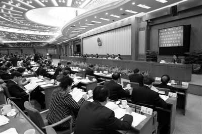 昨日，十一届全国人大常委会第二十五次会议在北京人民大会堂举行第一次全体会议。新华社记者 樊如钧 摄
