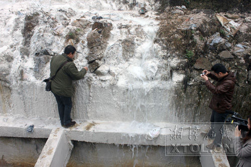 环保执法人员现场取样调查。(记者李景辉摄)