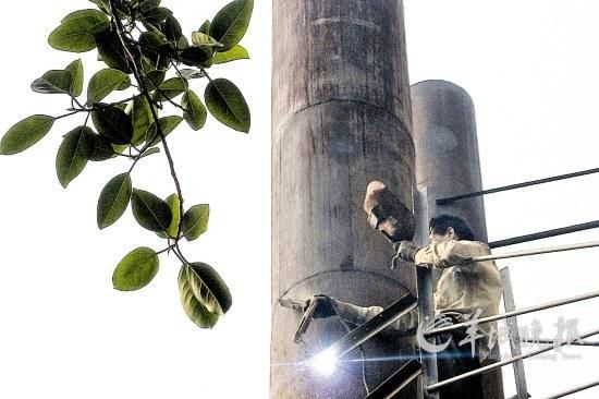 28日,佛山市环保部门对裕华隆厂两根烟囱的排放物进行监测 28日,佛山市环保部门对裕华隆厂两根烟囱的排放物进行监测