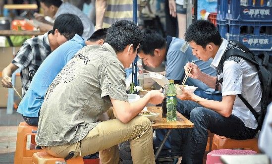 现在仍有不少快餐店使用禁用的发泡餐盒  羊城晚报记者 陈文笔 摄