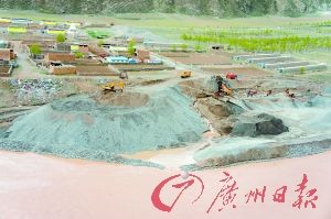 通天河畔出现采砂场。