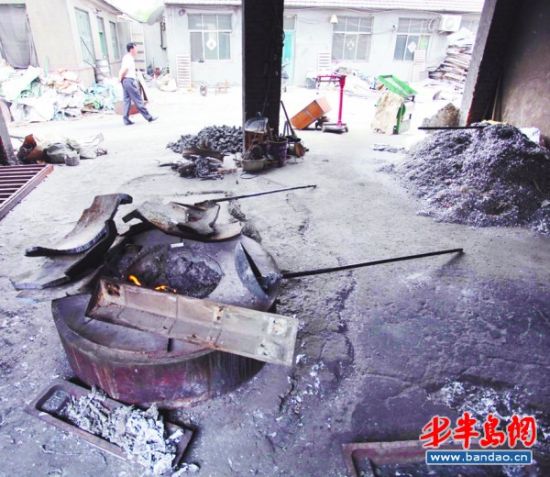 废铝在高温炉子上加工。