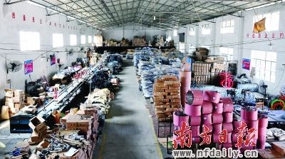 一些集体经济组织引进大量小企业，虽然发展了经济，但是付出了环境的代价。丁玎 摄