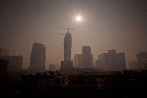　1月12日，北京三里屯附近笼罩在一片雾霾之下。(点击查看组图)