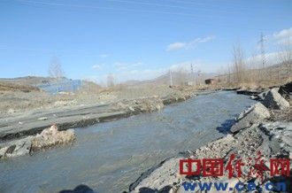  污水顺河道急流而下流入滦河