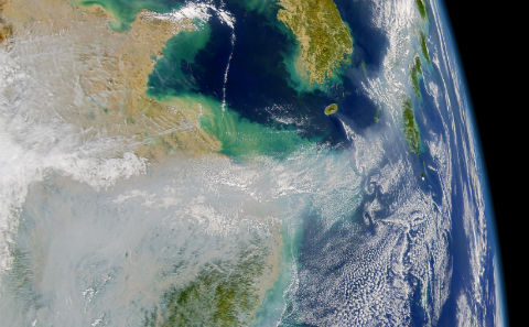 卫星图片显示空气污染从中国东部绕过东海，穿越朝鲜半岛，之后继续向东北朝日本上空扩散（图片来源：NASA）