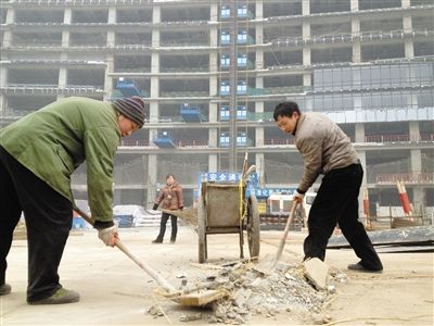 昨日，望京SOHO工地，工人仍在施工。新京报记者 李宁 摄