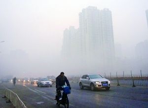 昨天早上七时许，朝阳北路大悦城附近，大雾几分钟内就布满了整个街道，最严重的时候能见度不足百米，但是过了十几分钟，大雾就飘走了。晨报记者 王巍/摄