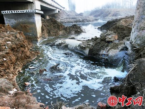 上海路坡刘村西侧洙水河桥两侧日夜不停地向洙水河排放黑色带泡沫的化工污水。
