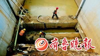 在大明湖区域污水收集工程护城河穿黑北路桥工地,工人们正在紧张施工。本报记者 周青先 摄