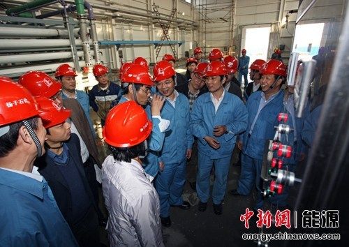 2012年4月26日，中石化董事长傅成玉在扬子石化参观污水回用装置时饮用处理过的水。