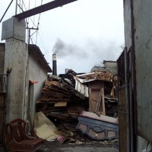 3月13日，梅县瑶燕造纸厂的烟囱正在冒烟。村民们则说，最怕的不是黑烟，而是厂里排出来的污水。