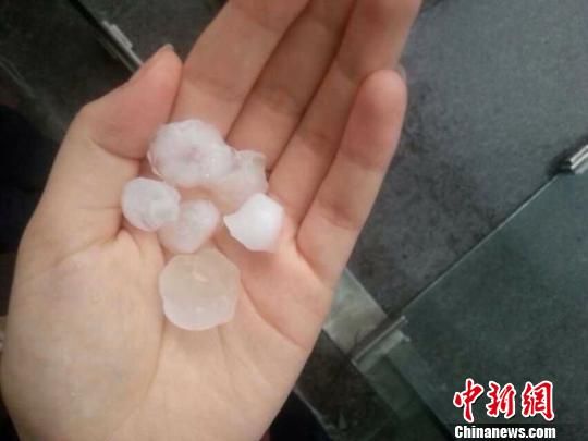 杭州烧烤转冰雹模式网友笑称白娘子来了