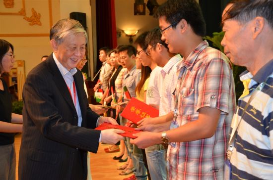 中国环境科学学会王玉庆理事长为获奖代表颁奖