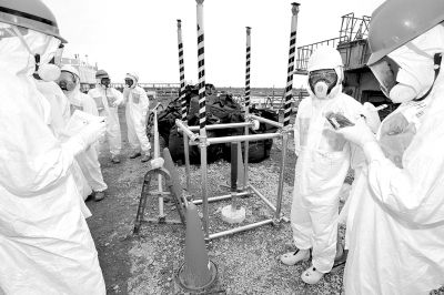   8月6日，在日本福岛县大熊，记者们参观一处用来提取福岛第一核电站地下水样本的水井。　新华社/美联