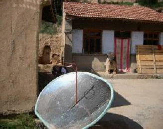 一个用来烧水的太阳能灶的价格为100多元，烧一壶水仅需十几分钟，修补容易，几乎家家都在使用。