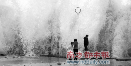 暴风雨袭黎巴嫩南部海港，掀起10米高海浪。