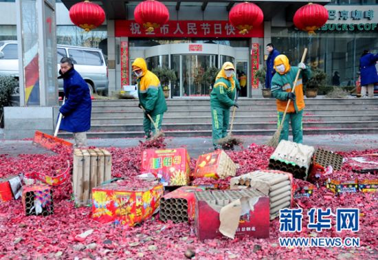 2月9日,大连环卫工人在街头清理"开门炮"鞭炮碎片.