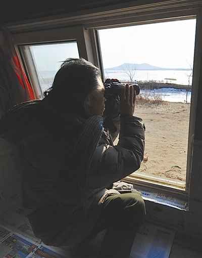 袁学顺每天都要用高倍数望远镜观察大天鹅的生活状况，发现有受伤或生病的大天鹅就马上进行救治。