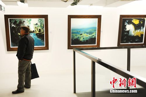观众欣赏画作。 中新社记者 李学仕 摄