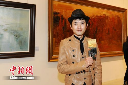 著名演员任泉到场观展。 中新社记者 李学仕 摄
