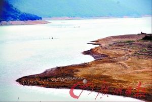 广东第三大水库南水湖的水位骤降2米多。