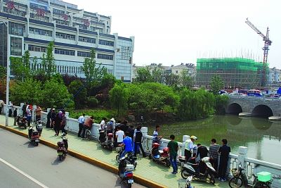 集庆门桥附近很多市民在钓鱼。 曹卢杰 摄