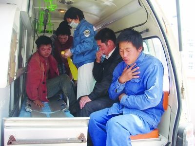 救护车挤满了民工。万凌云 摄