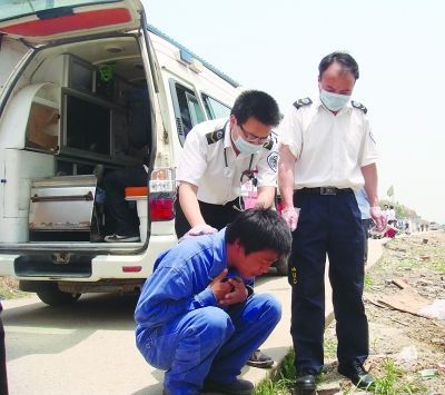 救护人员拍打安抚剧烈呕吐者。