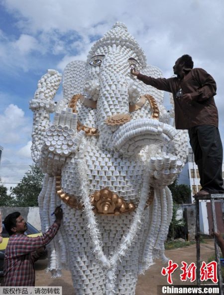 组图:印度艺术家用3万个纸杯制作神像倡导环保