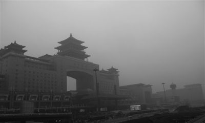 昨日，北京西站笼罩在浓雾当中。昨日，雾霾天导致全市7个区县中度重污染，气象部门称，雾气预计到21日左右才能消散。季露/CFP