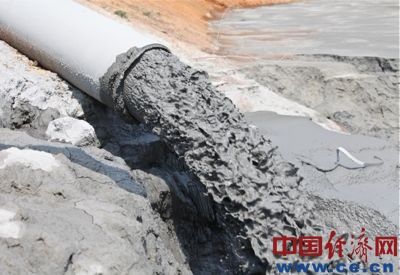 城门山铜矿尾矿砂与废液混合在一起注入原来的铜湖。（资料图）