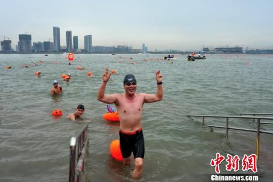 一名游泳爱好者到达终点　