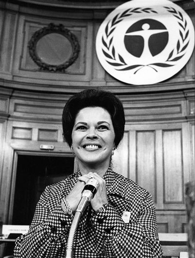 1972年，邓波儿代表美国出席在瑞典举行的环境会议。