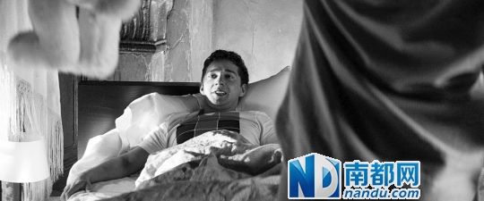 《变3》里植入美特斯·邦威T恤。商家要求衣服不能被弄脏撕破，那就让主角在家里穿穿。