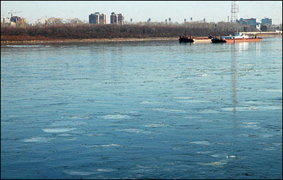 黑龙江黑河段出现流冰