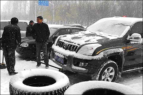 新疆阿勒泰初降暴雪 市民排队换雪地轮胎_天气