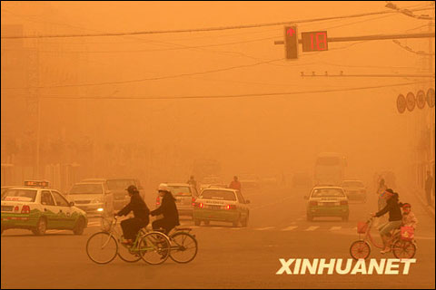 新疆南疆盆地多地出现沙尘暴 未来三天沙尘不