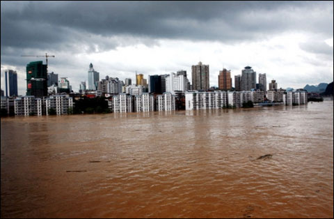 广西柳州遭洪水围城 融水县300名学生被困_天气预报