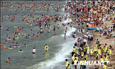 暑期到来 各地海水浴场游客爆满(组图)_天气预报