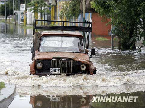 阿根廷首都降暴雨 影响居民圣诞出行_天气预报