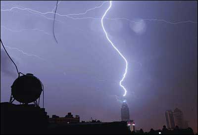 武汉昨雷雨交加电闪雷鸣 今起高温再抬头_天气