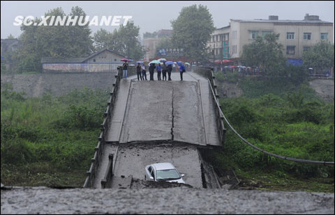 四川成都暴雨倾盆 崇州怀远镇一桥垮塌