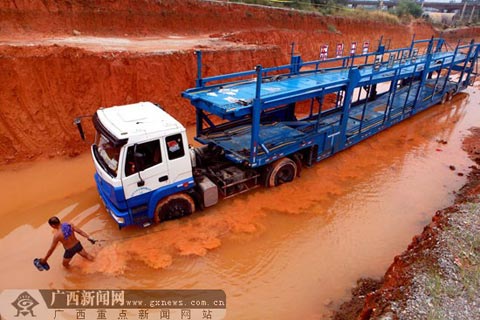 广西柳州暴雨数车深陷泥泞 桂西桂南雨水仍将